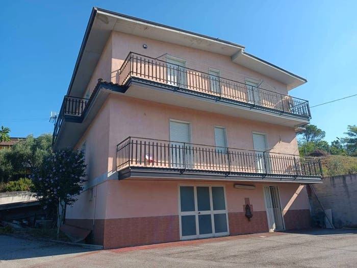 Casa con 6 locali in vendita in Via Tufariello, Apollosa