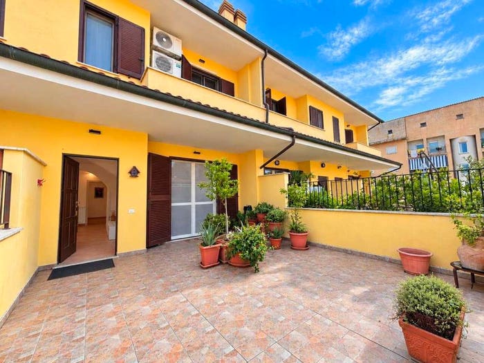 Appartamento con 5 locali in vendita in Via Lidia Scotti, Centro, Nepi
