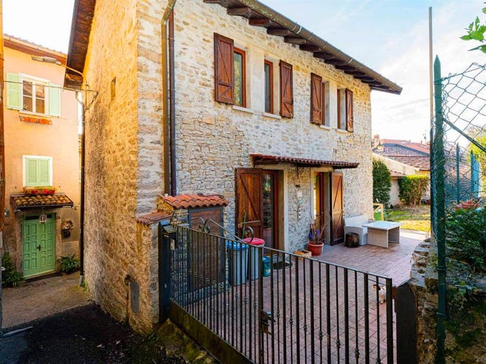 Casa con 5 locali in vendita in Perledo