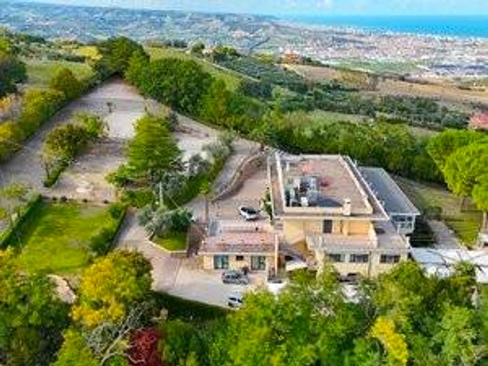 Casa con 6 locali in vendita in Via del Pianaccio, Colonnella