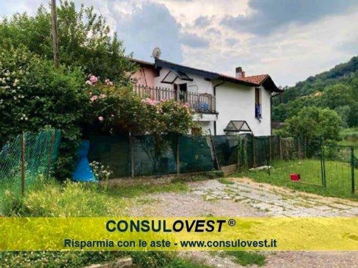 Casa trilocale in vendita in Via Giovanni Verga, Centro, Bisuschio