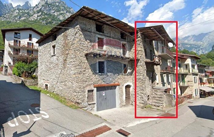 Casa trilocale in vendita in via Bagni, San Martino, Val Masino
