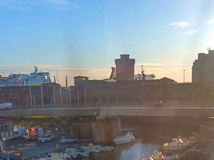 Appartamento trilocale in vendita in Porto, Livorno