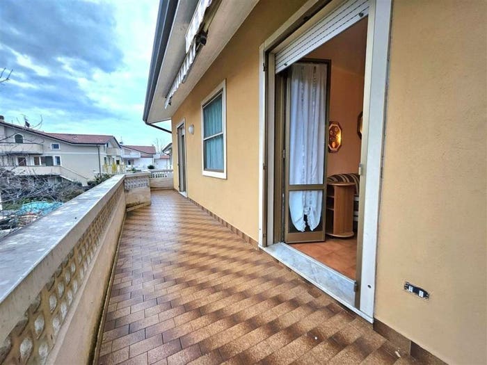 Appartamento quadrilocale in vendita in Via Puliche, Marina di Massa Centro, Massa