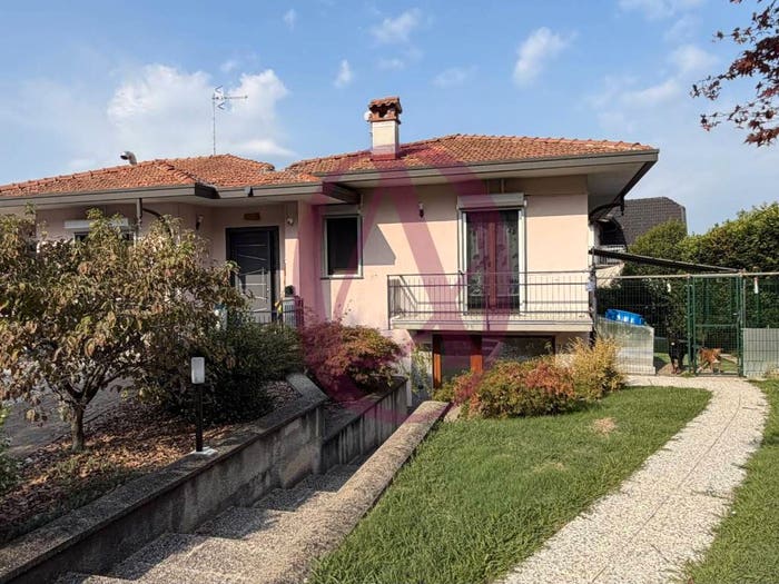 Casa con 5 locali in vendita in Via Belvedere, Centro, Castronno