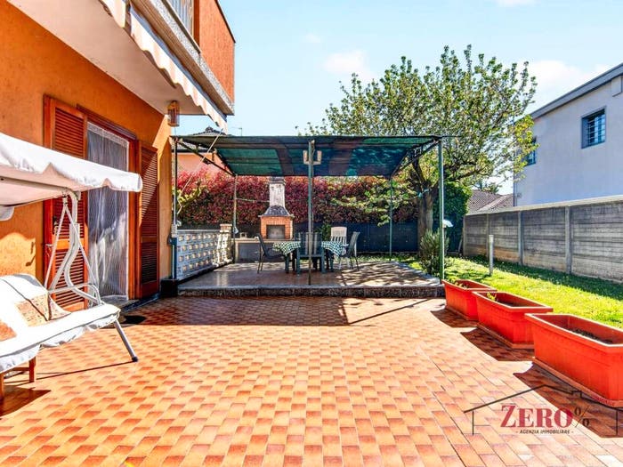 Casa quadrilocale in vendita in Via Libertà, Lazzate
