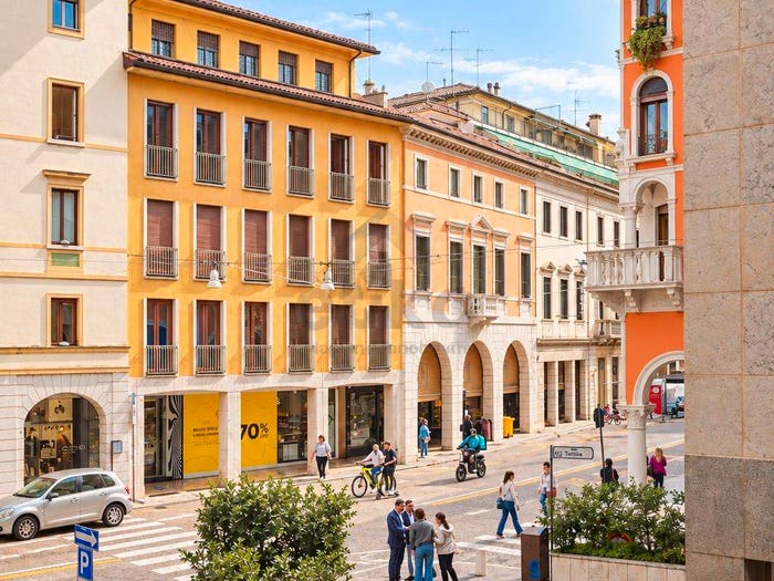 Appartamento quadrilocale in vendita in Via Collalto, Piazza dei Signori, Treviso