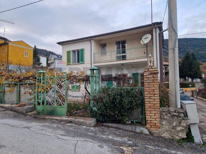 Casa con 6 locali in vendita in Palena
