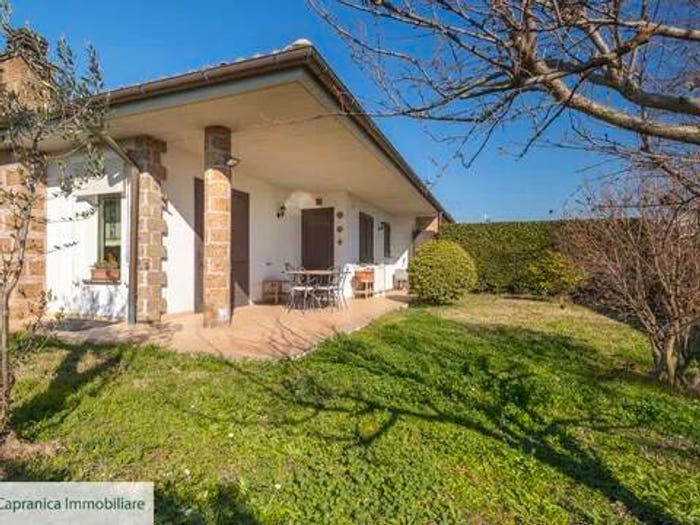 Casa con 6 locali in vendita in Via Giacomo Leopardi A, Centro, Capranica