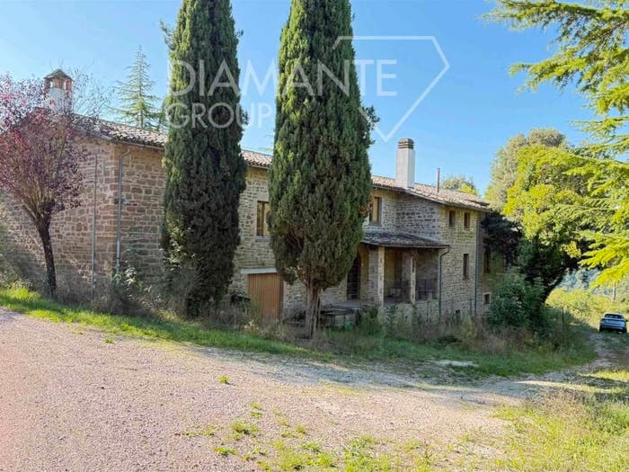 Casa con 6 locali in vendita in Gubbio