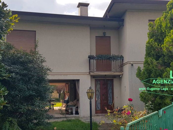 Casa con 6 locali in vendita in Nove