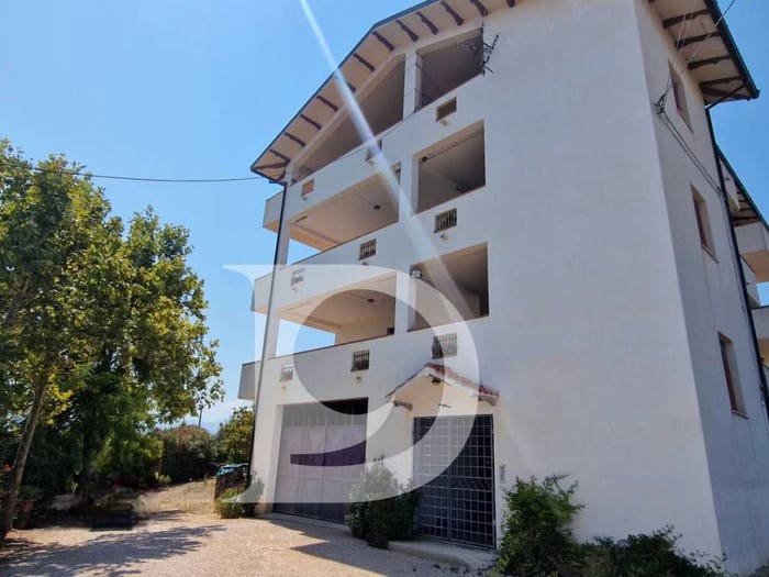 Casa con 6 locali in vendita in Viale dei Pini, Centro, Collecorvino