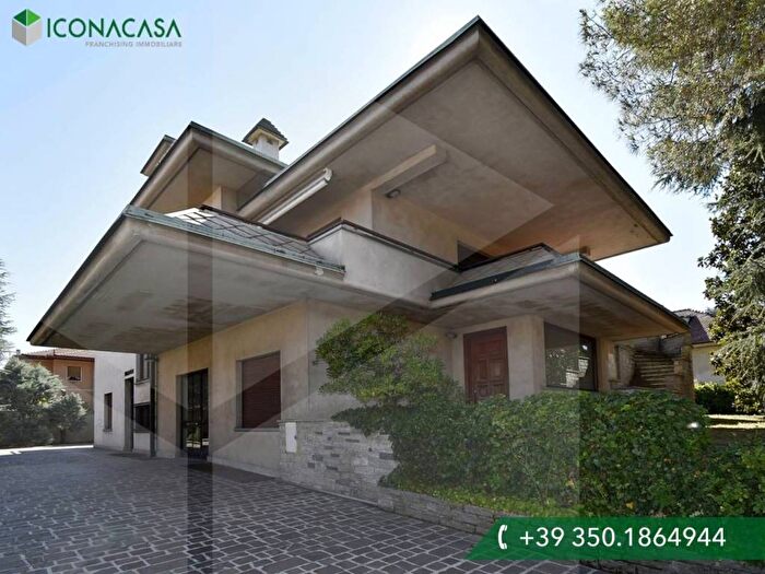 Casa con 6 locali in vendita in Via Monsignor Ferdinando Pogliani, Centro, Parabiago