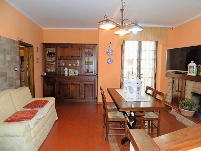 Appartamento con 5 locali in vendita in Camporgiano