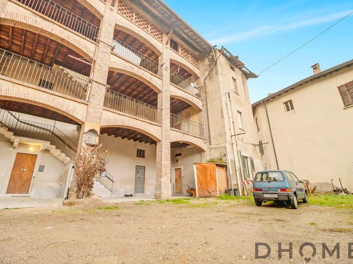 Appartamento trilocale in vendita in Via Vicolo Bressi Molteno LC Italia, Molteno