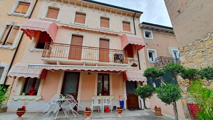 Casa con 9 locali in vendita in Soave