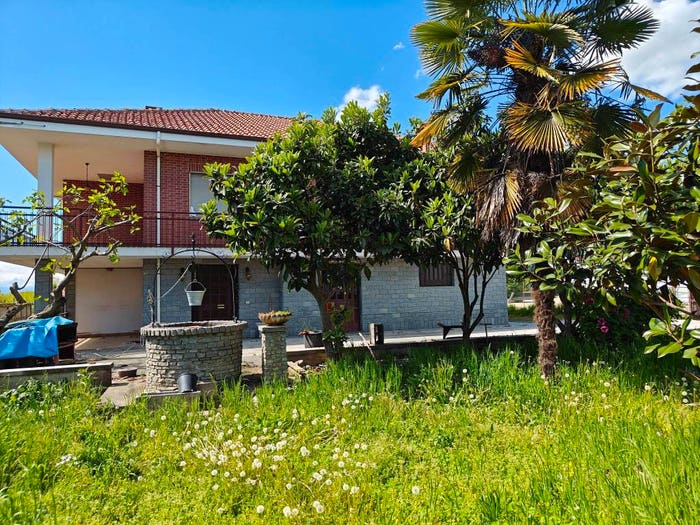 Casa con 6 locali in vendita in Strada Crosassa, Bra