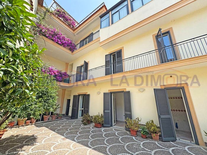 Appartamento con 6 locali in vendita in Via Santa Maria della Neve, Aversa