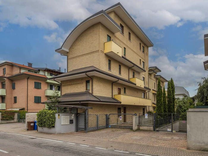 Appartamento quadrilocale in vendita in Via Adamello, Centro, Limbiate