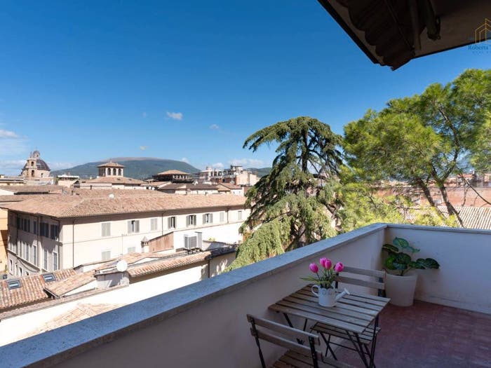 Appartamento con 6 locali in vendita in Viale Roma, Foligno
