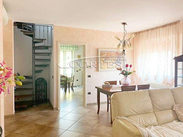 Appartamento trilocale in vendita in Cerasa, San Costanzo