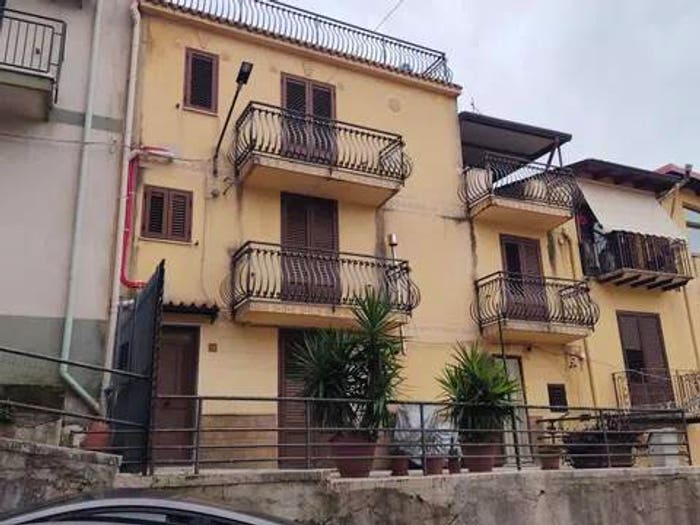 Casa con 6 locali in vendita in Via Domenico Pizzurro No Number, Montelepre