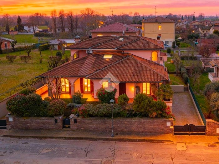 Casa con 6 locali in vendita in Via Enrico Fermi, Praticello, Gattatico