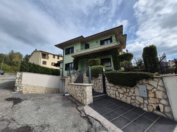 Casa con 6 locali in vendita in Contrada Le Valli, Carsoli