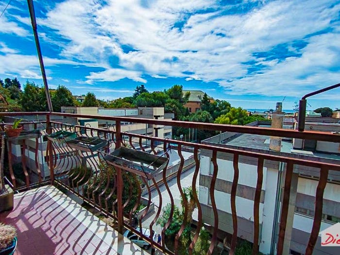 Appartamento con 6 locali in vendita in piazza Giuseppe di Vittorio, Sestri Ponente, Genova
