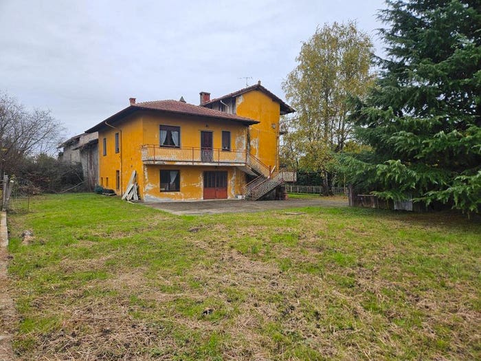 Casa con 6 locali in vendita in Via Parallela, Centro, Oleggio