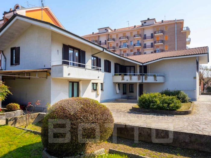 Casa quadrilocale in vendita in Via Tevere, Centro, Oleggio