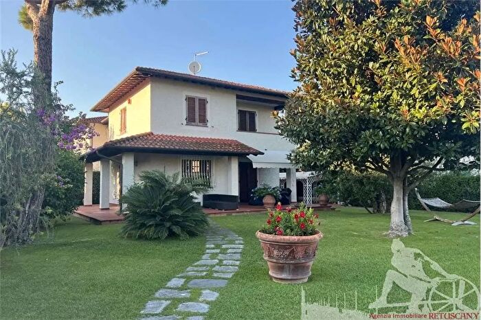 Casa con 6 locali in vendita in Forte Dei Marmi