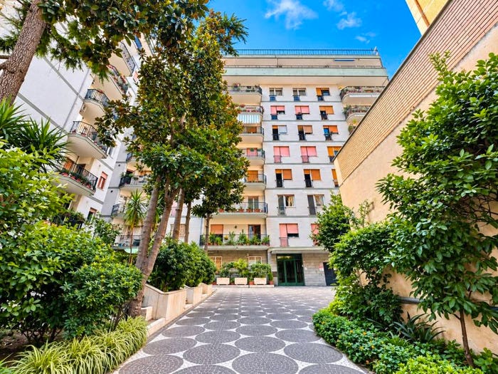 Appartamento quadrilocale in vendita in Via Croce Rossa, Rione Alto, Napoli