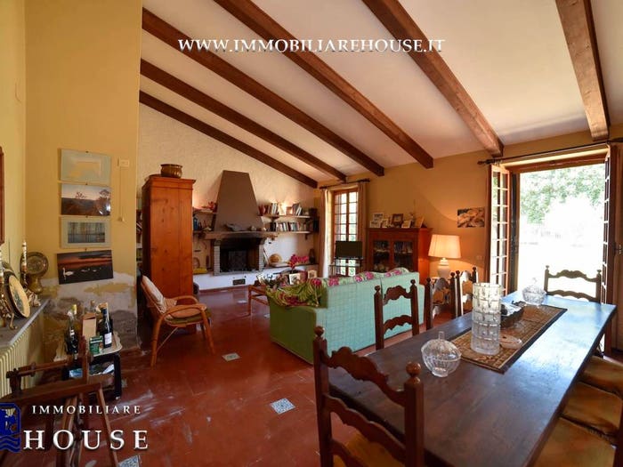 Casa con 6 locali in vendita in Viale Cristoforo Colombo, Bolsena