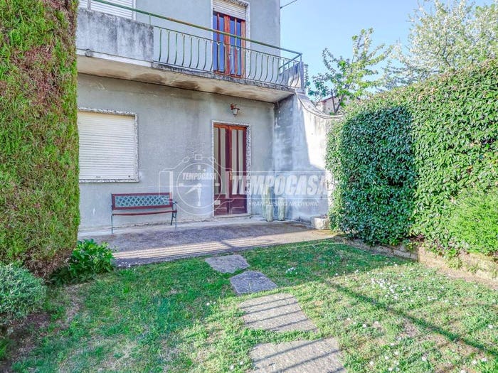 Casa trilocale in vendita in Via Coco Martinale, Centro, Borgomanero