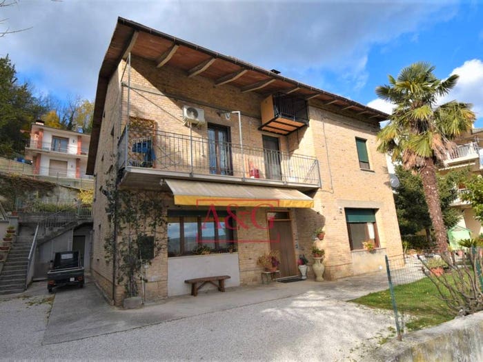 Appartamento con 6 locali in vendita in via john kennedy, Centro, Amandola