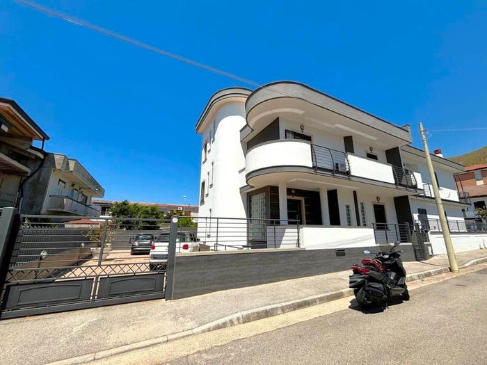 Casa con 6 locali in vendita in Mondragone
