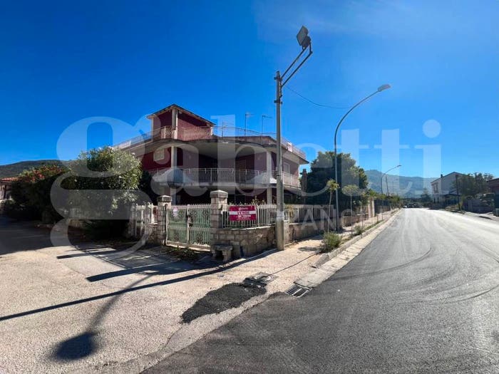 Casa con 6 locali in vendita in Via Triflisco, Centro, Bellona