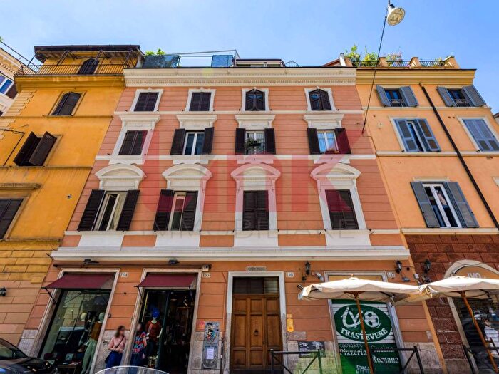 Appartamento trilocale in vendita in via di San Francesco a Ripa, Trastevere, Roma