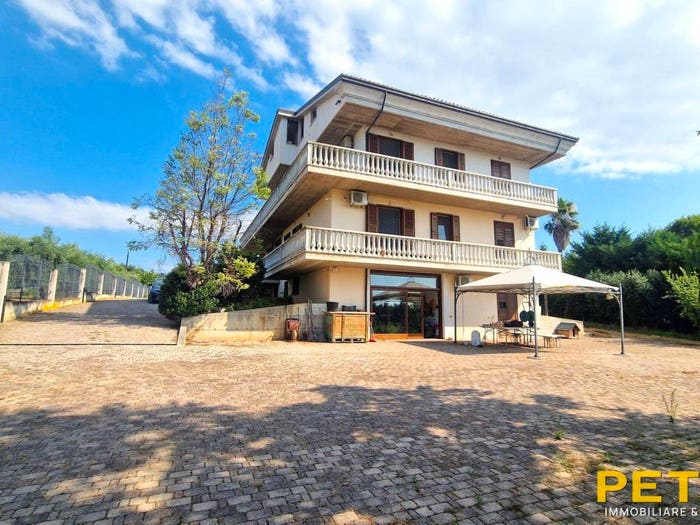 Casa con 6 locali in vendita in Contrada Rio Moro, Colonnella