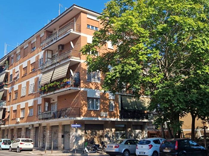 Appartamento trilocale in vendita in Via Enrico Cruciani Alibrandi, Portuense, Roma