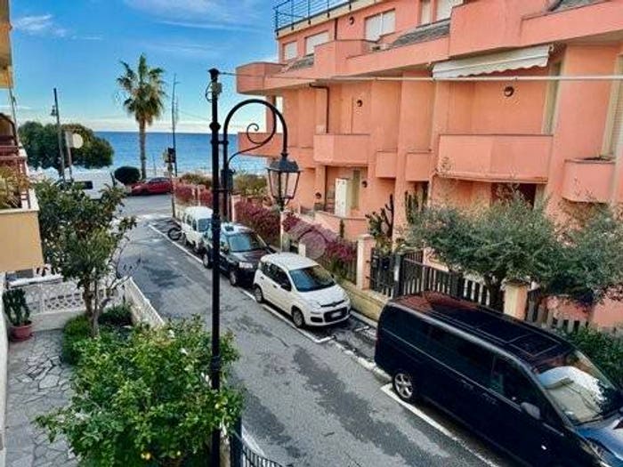 Appartamento trilocale in vendita in Via Torino, Laigueglia
