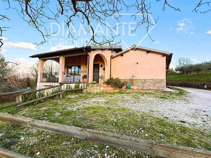 Casa con 6 locali in vendita in Centro, Castel Ritaldi