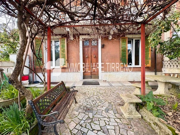 Casa con 6 locali in vendita in Piazza Liberazione, Centro, Massa