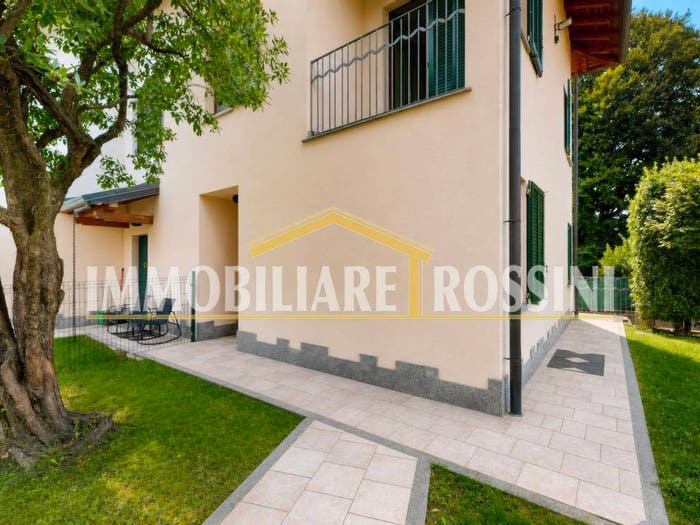 Casa quadrilocale in vendita in Via Costituzione, Buguggiate