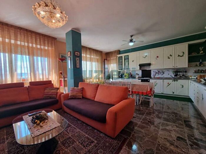 Appartamento con 5 locali in vendita in Viale Della Carriera, Fermo