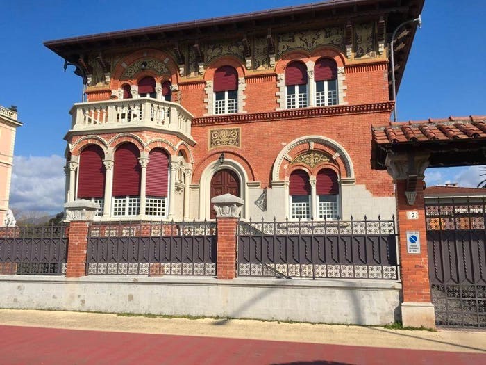 Casa con 6 locali in vendita in Marina di Massa Centro, Massa
