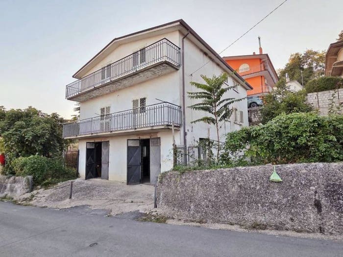 Casa con 6 locali in vendita in Via Giardini, Centro, Vallata
