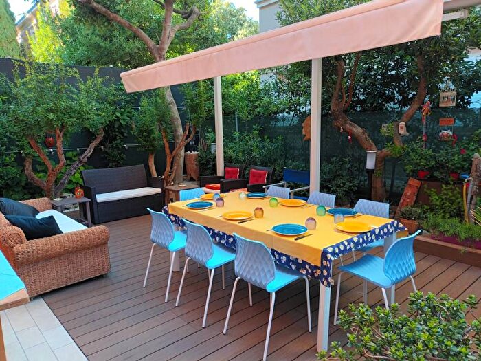 Appartamento con 5 locali in vendita in Viale Giuseppe Verdi, Centro Mare, Pesaro