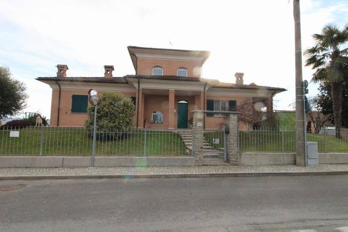 Casa con 6 locali in vendita in Via Conti Petitti, Roreto, Cherasco